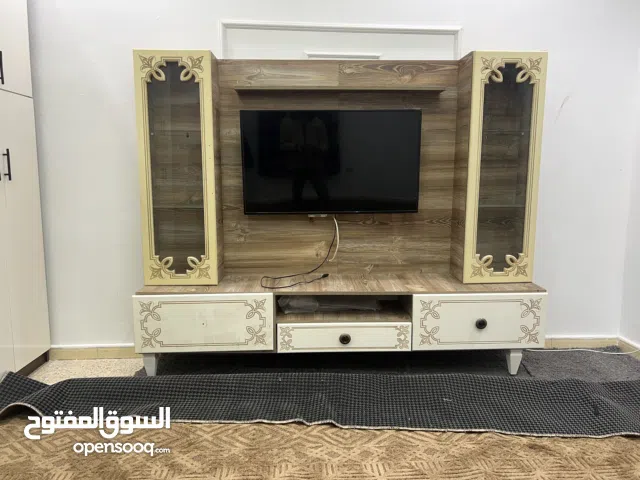 مكتبة شاشة كبيرة