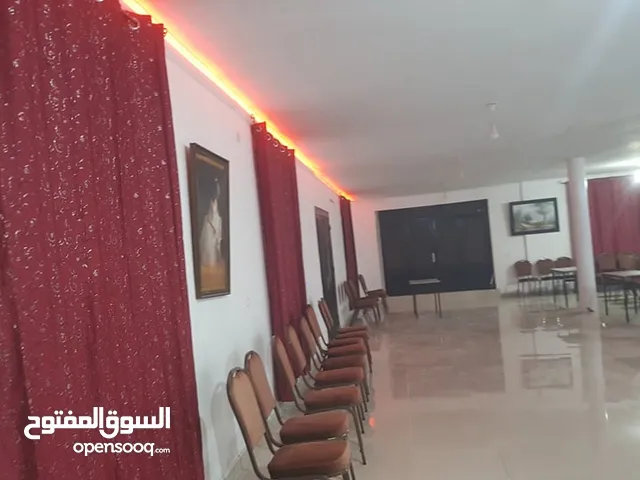 طابق كامل بمساحة 220 متر تقريبا جاهز من كل شي تصلح لكافة الاعمال