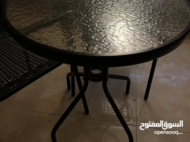طاولة وكراسي