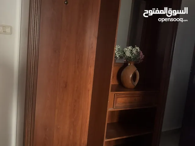 انتري مدخل بيت وفيه تعليق ملابس لون خشبي بحالة ممتازة