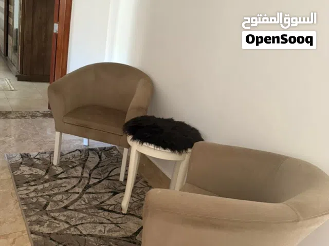 طاولة مستعمل استعمال نظيف مع مريا