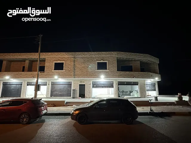 محلات تجارية للبيع شارع عمان اريحا موقع حيوي جدآ بجانب مدرسة علي بن ابي طالب وزارة الصحة والداخلية