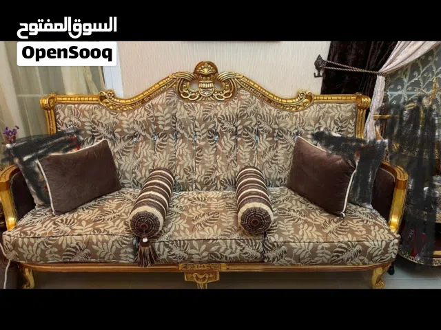 طقم جلوس حالته جيدة جدا .حفر ذهبي