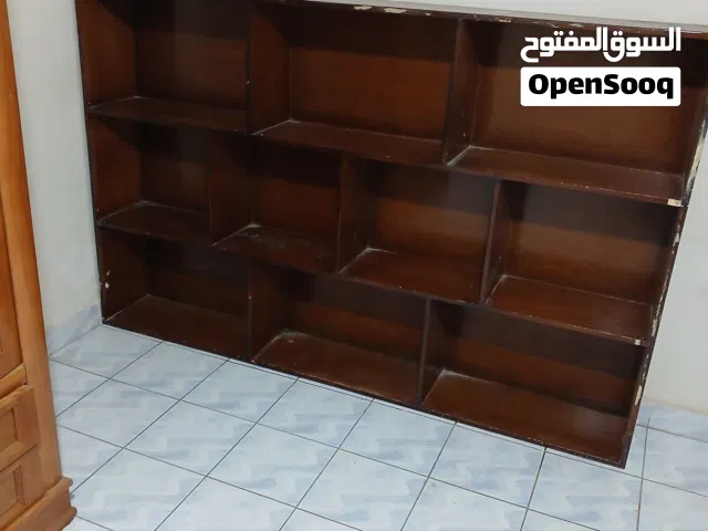 رفوف ومكتبه تنفع لاصحاب المحلات ومرايا طويله