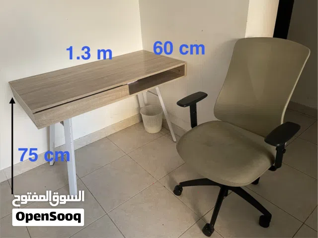 كرسي دوار ومكتب بحالة جيدة جداً