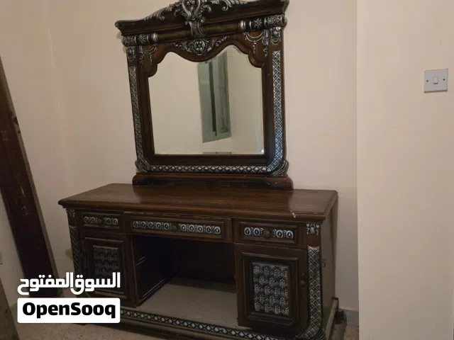 غرفة نوم للبيع – 350 درهم خشب متين، حالتها جيدة جدًا. تشمل السرير + التسريحة +2 كوميدينو