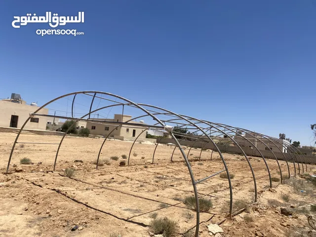 بيت بلاستيكي حديد مغلفن بطول 25متر عشر اقواس بعرض تسعة امتار 2 انش