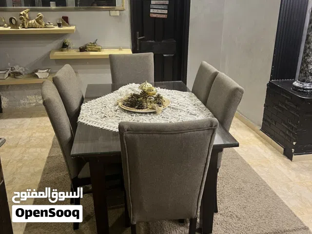 طاوله بحاله ممتازه لا يوجد اي تكسير للبيع