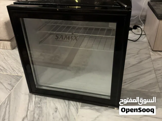 ثلاجة صغيرة (ميني بار) بحالة ممتازة - ماركة SAMIX Mini Bar - واجهة زجاجية