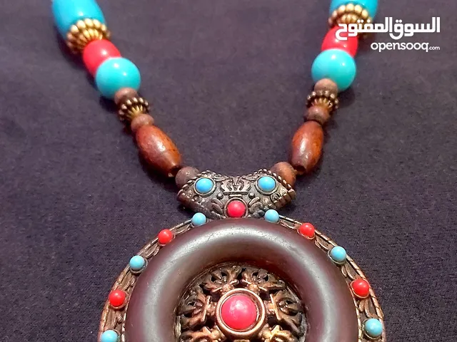 عقد بقلادة رائع جدا ومتميز بالوانه الفريدة