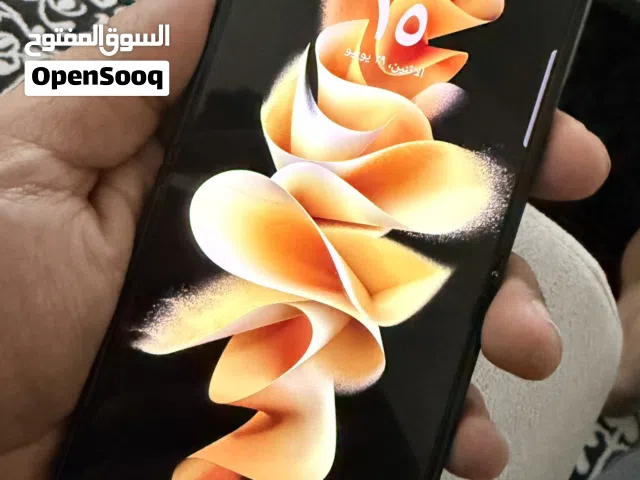 Zflip 3 5g  فی نقطة سوداء