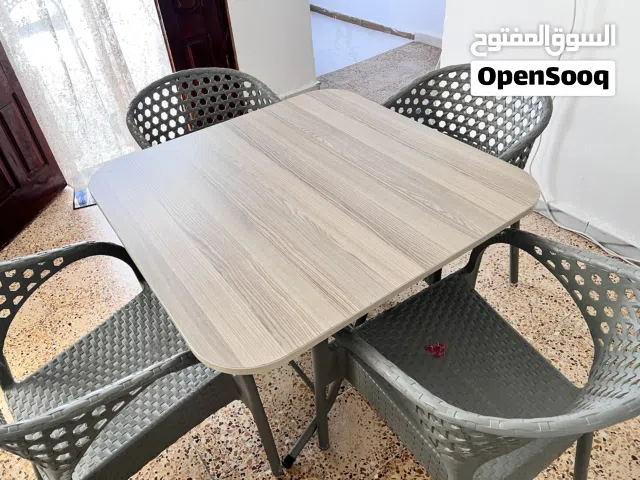 طاولة مع كراسي