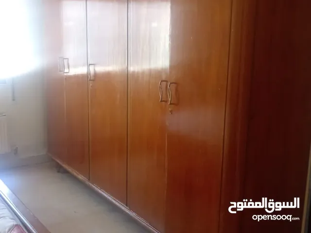 خشب لاتيه : غرفة نوم كبيرة ماااااااكنه بحاله جيدة جدا