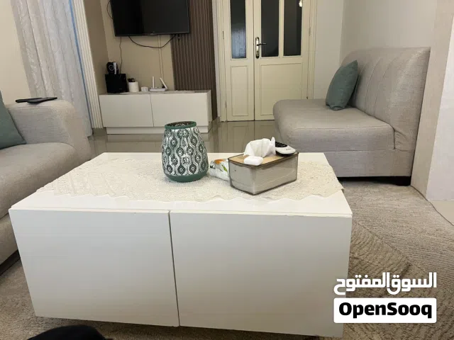 طاولات لون ابيض مستعمل للبيع