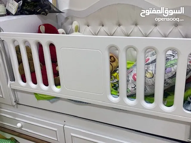 سرير طفل استخدام قليل