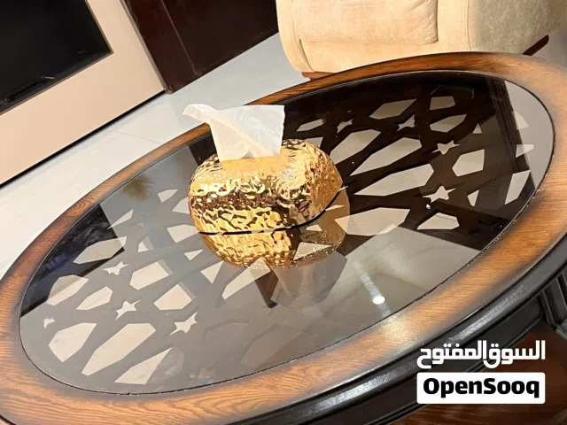 طاولات وسط شكل دائري بحالة جيدة جداً للبيع خشب زان ، السعر قابل للتفاوض بشيء بسيط