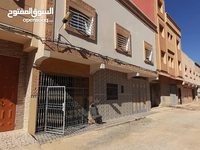 منزل للبيع بمواصفة جيدا يحتوي على طبق سفلي وطبق علوي وصالون في الصطح
