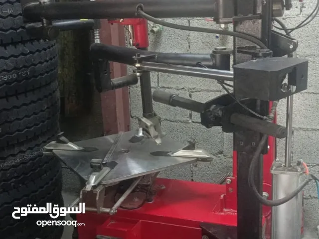 ماكينة فك وتركيب إطارات السيارات