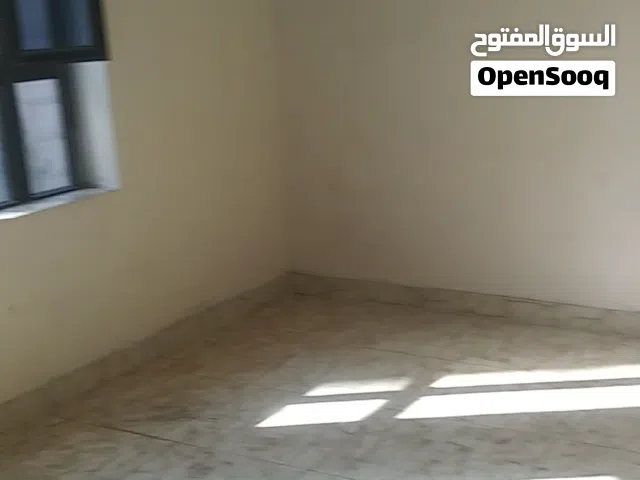 شقه سيراميك لوكس غرفتين وحمامين ومطبخ دور ثالث مشمسه ومهويه من كل الاتجاهات ب85 الف الموقع الدائري ق