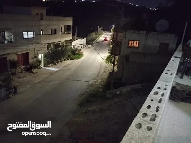 يتوفر لدينا بيت مشطب وسطح وقطعة ارض للبيع