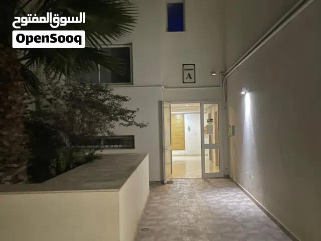 شقة كبيرة مفروشة جيدا في العوينة