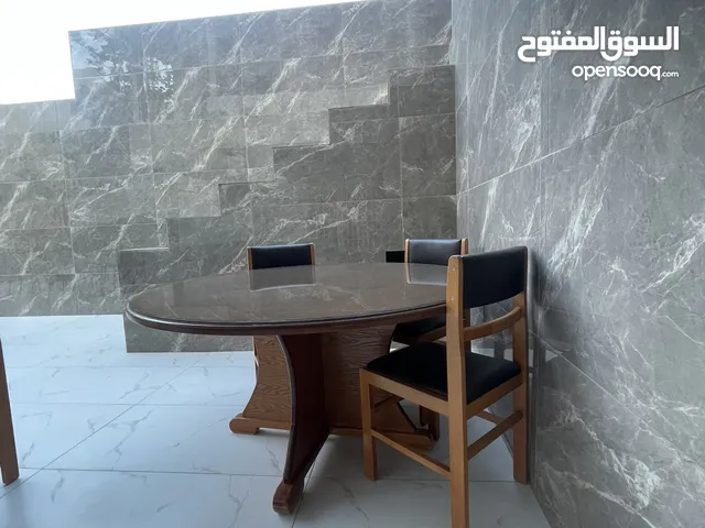 طقم طاولة طعام مع 6 كراسي خشب – بحالة ممتازة