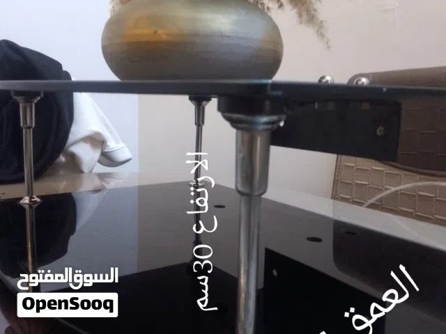 رف طابقين كزاز لون اسود يتعلق على الحيط