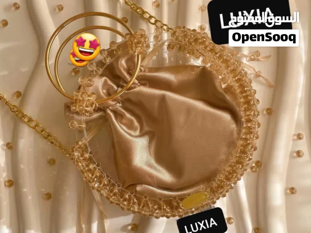 شنطة دائري اكرليك هاند ميد من خرز الكرستال اللامع،قطعة فنية فخمة توفرت حصرياً لدى لوكسيا للهاند ميد