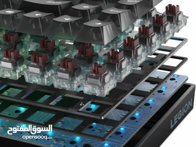 ماوس وايرلس جيمنغ مع كيبورد جيمنغ وسماعه جيمنغ وفوقهم ماوس باد هدية