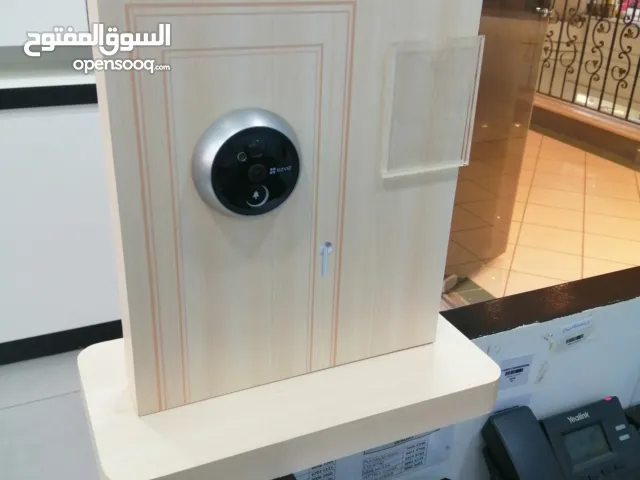 كاميرات مراقبة على باب الشقة من الخارج و شاشة من الداخل ثقب الباب
