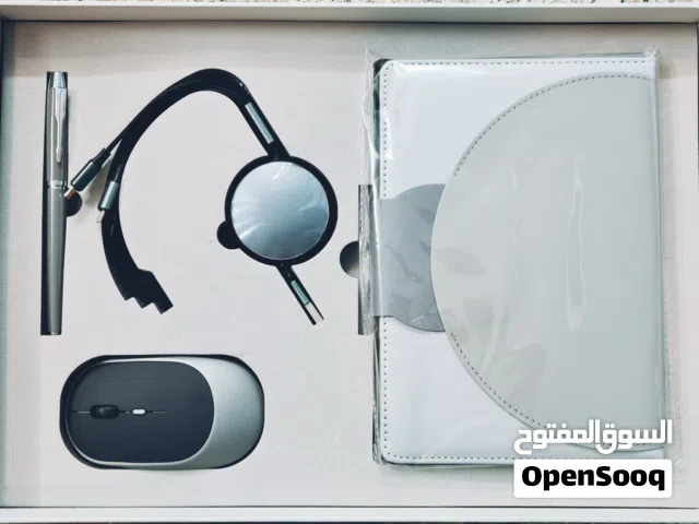 دفتر ملاحظات وماوس وكيبل شحن وقلم