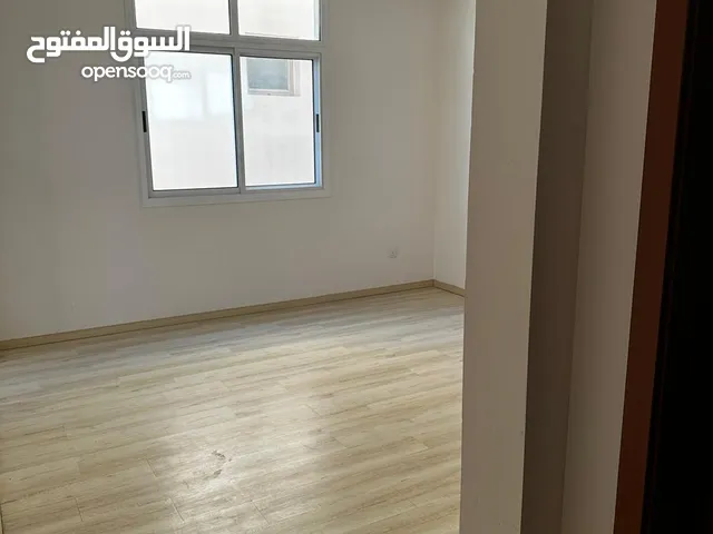شقة للايجار مكونة من 3 غرف وصالة وحمامين ومطبخ في سند قرب مدرسة سند للاولاد وقرب الجامعة الخليجية