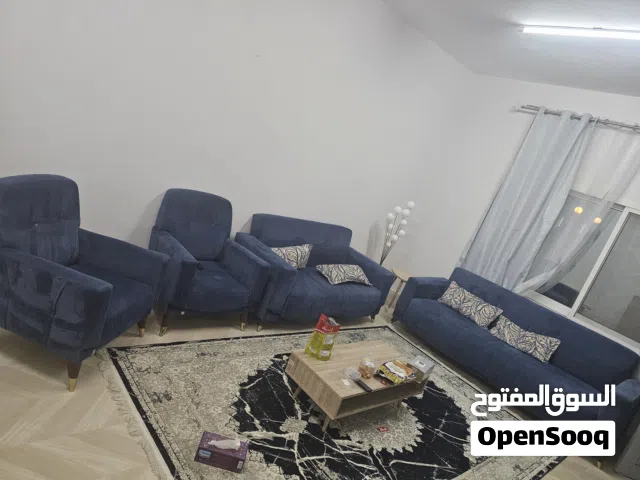 طقم كنب للصالة نظيف جدا مع سرير