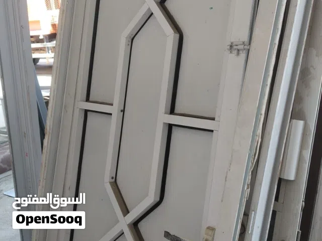 عدد 2 باب اليمنيوم واحد حديد