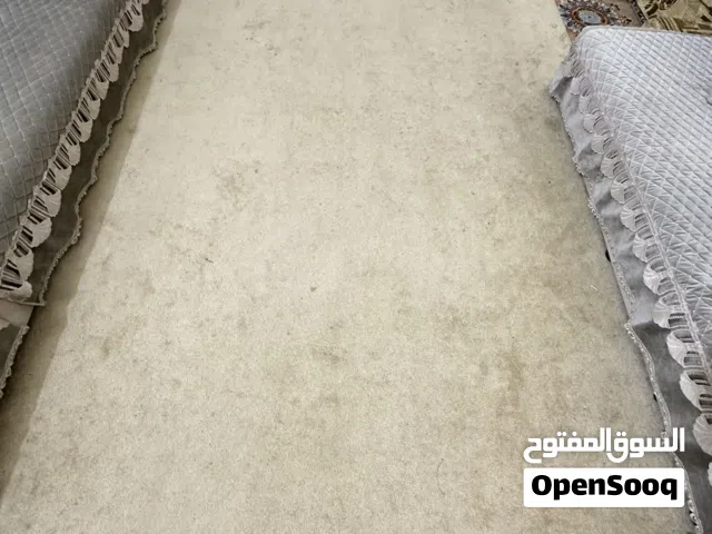 سجادة كبيرة كلش نظيفة واي حرق ما بيها
