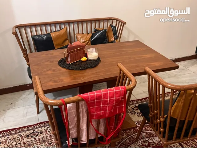 ميز طعام بحالة ممتازة