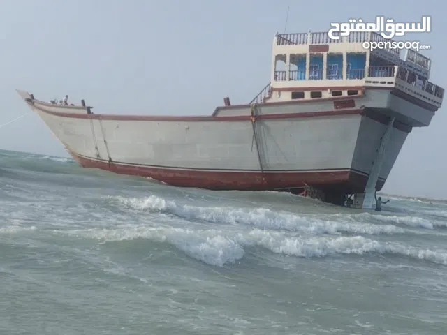 قارب للبيع