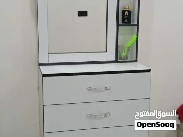 اعلان بيع ميز تواليت اربع ابواب مع مرآه مع سرير لنفر واحد