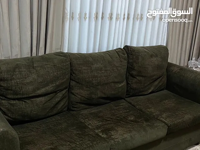 كنب غرفة جلوس ثقيل جدا وقوي منجد بحالة جيدة جدا سبع مقاعد بسعر مغري