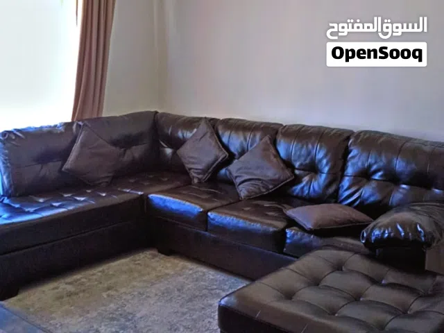 طقم كنب جلد Ashley Home للبيع المستعجل بسبب السفر