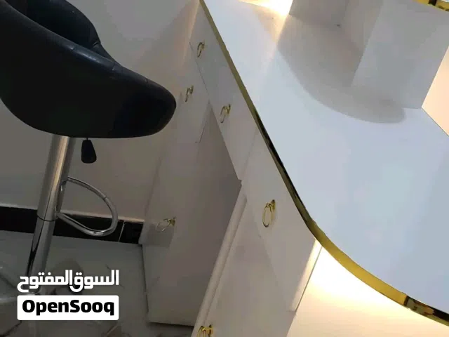 مكتب مع طاولة ادراج طلب عميل