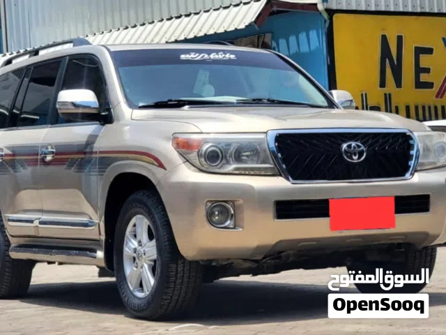 صالون لاندكروزر 2013 فل كامل وكالة جديد كررررت سيارة تبارك الرحمن بياض وجة وسعرها عرررررطة