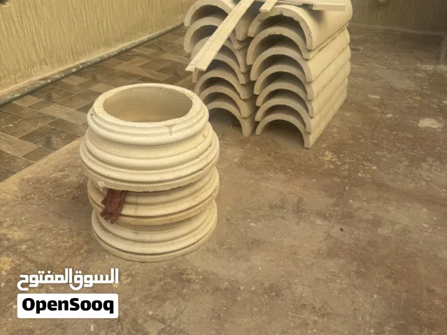 أعمدة حجرية ضخمة