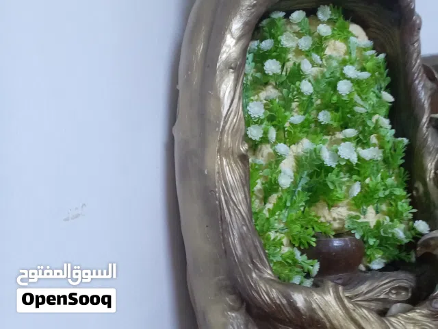 قطعة ديكور منزلية على شكل شلال صناعية، مصممة لتعطي انطباعًا طبيعيًا وهادئًا مستعملة بحالة ممتازة