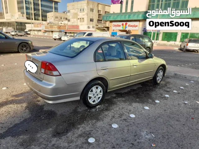 سيارة هوندا سيفيك موديل 2005 لون ذهبي 4 سلندر، مستعملة في حالة جيدة