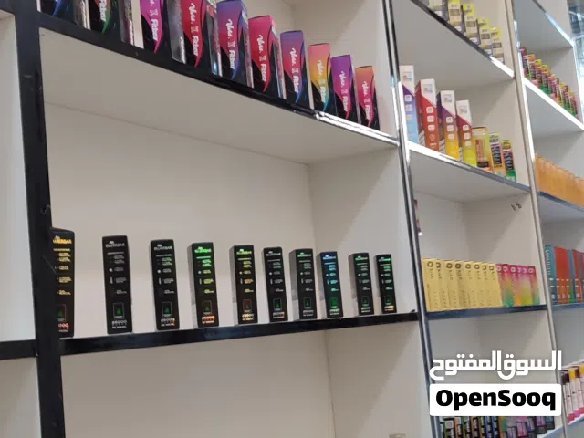 فاترينات خشب ارتفاع 3 متر عرض 1 متر عدد 6 فاترينات زجاج مسكرت ماركة ميكانو عدد 4