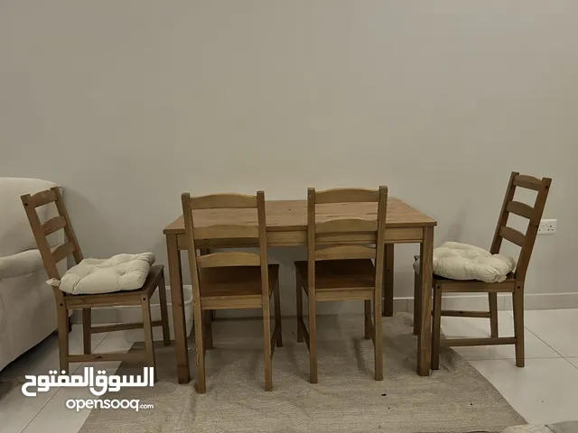 طاولة طعام 4 اشخاص