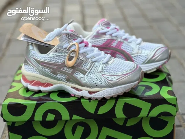 كوتشي حريمي ماركة ASICS شيك ومريح جداً