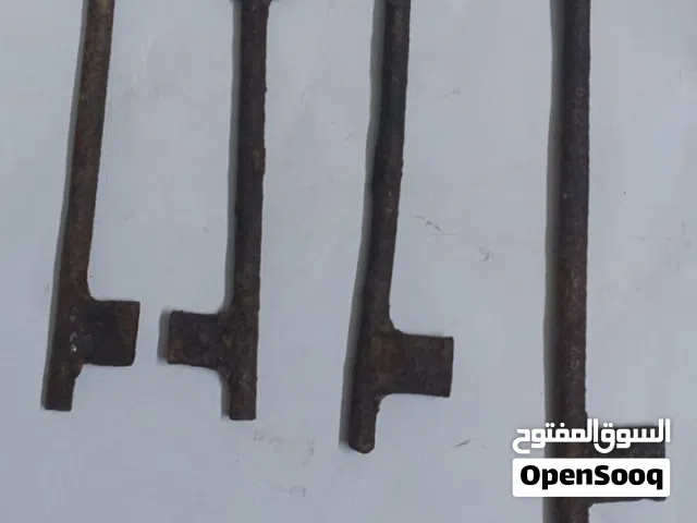 مفاتيح أبواب خشبية قديمة