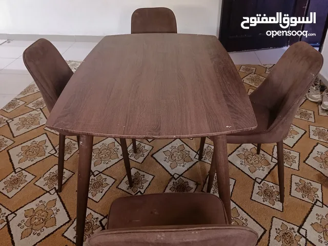 طاولة طعام بحالة جيدة جداً للبيع خشب نوعية ممتازة للبيع بغرض الخروج النهائى
